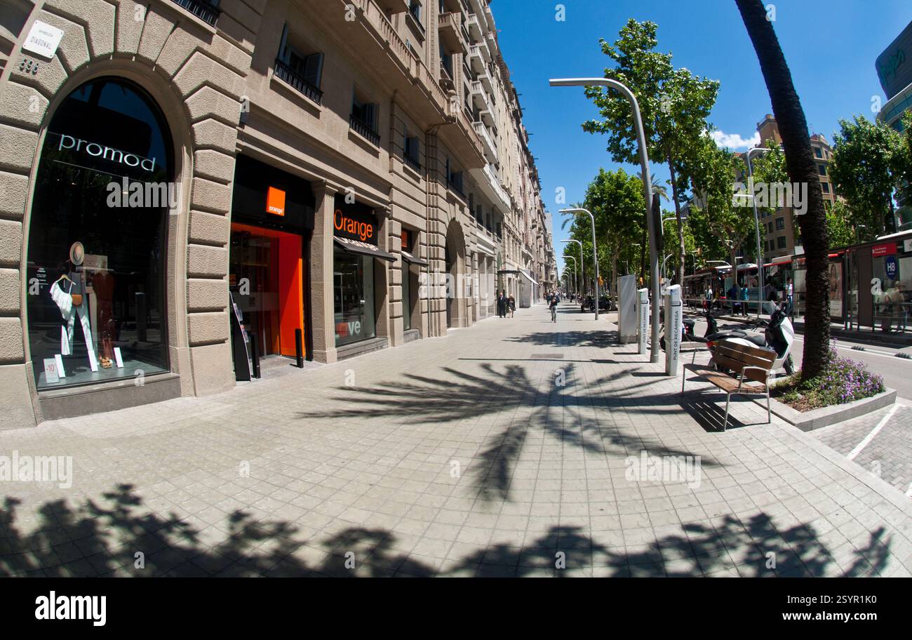 Moderne Modegeschäfte in der Avenue Diagonal in der Nähe des Francesc-Macià-Platzes in Barcelona, einem wohlhabenden Viertel in Spanien Stockfoto