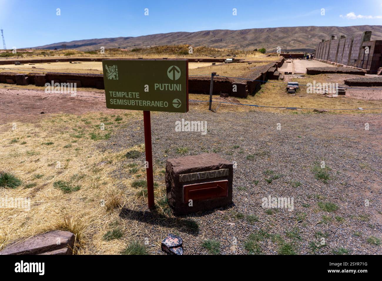 Boliviens Puma Punku archäologische Stätte ein präkolumbisches Megalithikum mit riesigen Steinplatten und fortschrittlichen Steinbautechniken Stockfoto