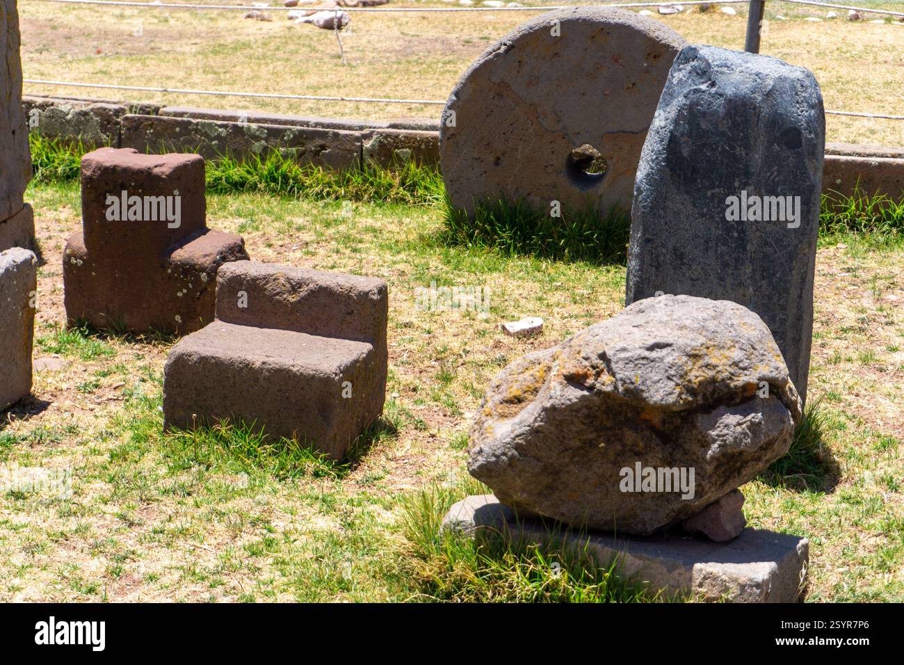 Megalithische Strukturen von Puma Punku in Bolivien mit präzise geschnittenen Steinblöcken und komplexen präkolumbianischen Architekturentwürfen Stockfoto