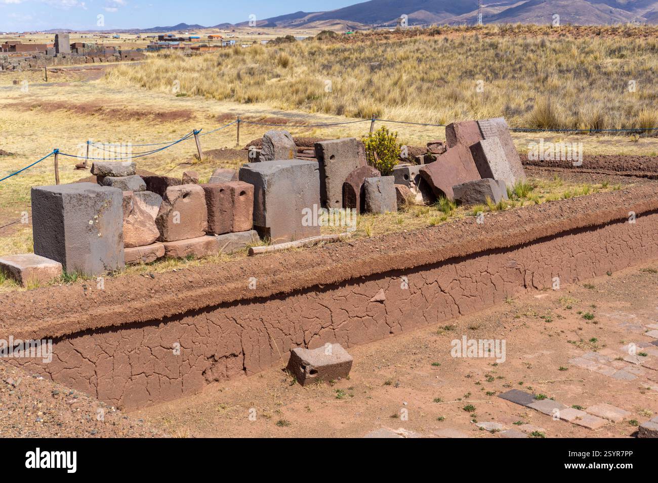 Blick auf Puma Punku in Tiwanaku Bolivien mit geheimnisvollen Steinblöcken und den Überresten einer verlorenen Zivilisation Stockfoto