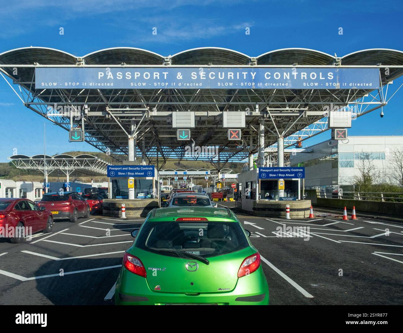 Britische Pass- und Sicherheitskontrollen am Eingang des Kanaltunnels, Folkestone, Großbritannien Stockfoto
