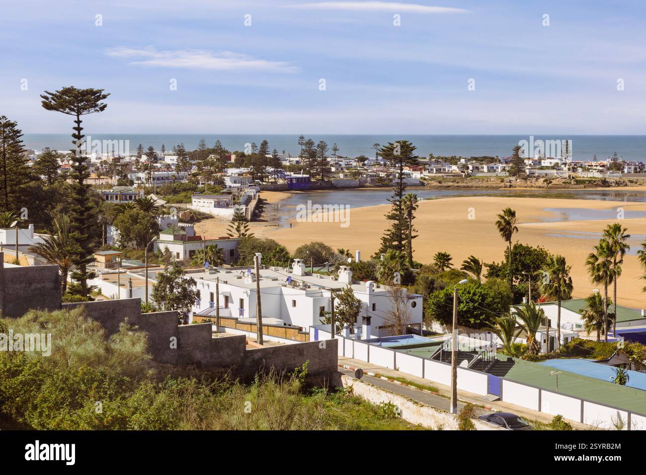 Oualidia liegt an Marokkos Atlantikküste und ist bekannt für seine Austernproduktion und liegt am südlichen Rand einer großen Gezeitenlagune. Stockfoto