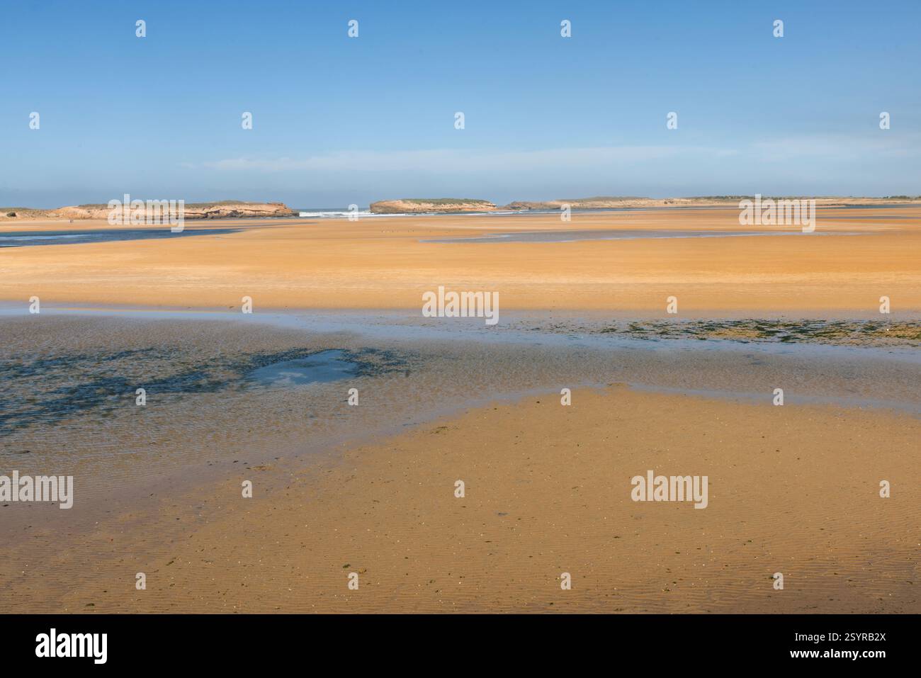Oualidia liegt an Marokkos Atlantikküste und ist bekannt für seine Austernproduktion und liegt am südlichen Rand einer großen Gezeitenlagune. Stockfoto