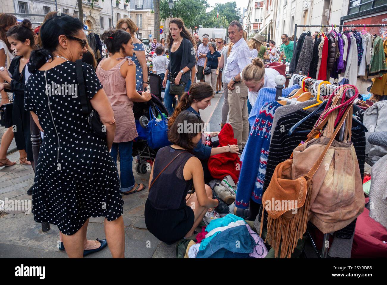Paris, Frankreich, Crowd People, Frauen, Kleidung Einkaufen auf dem Straßenflohmarkt in Marais Leute kaufen Vintage-Kleidung Stockfoto