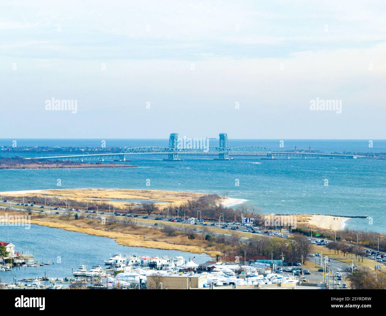 Luftaufnahme der Marine Parkway-Gil Hodges Memorial Bridge (Marine Parkway Bridge) in New York, die die Rockaway Peninsula in Queens mit verbindet Stockfoto