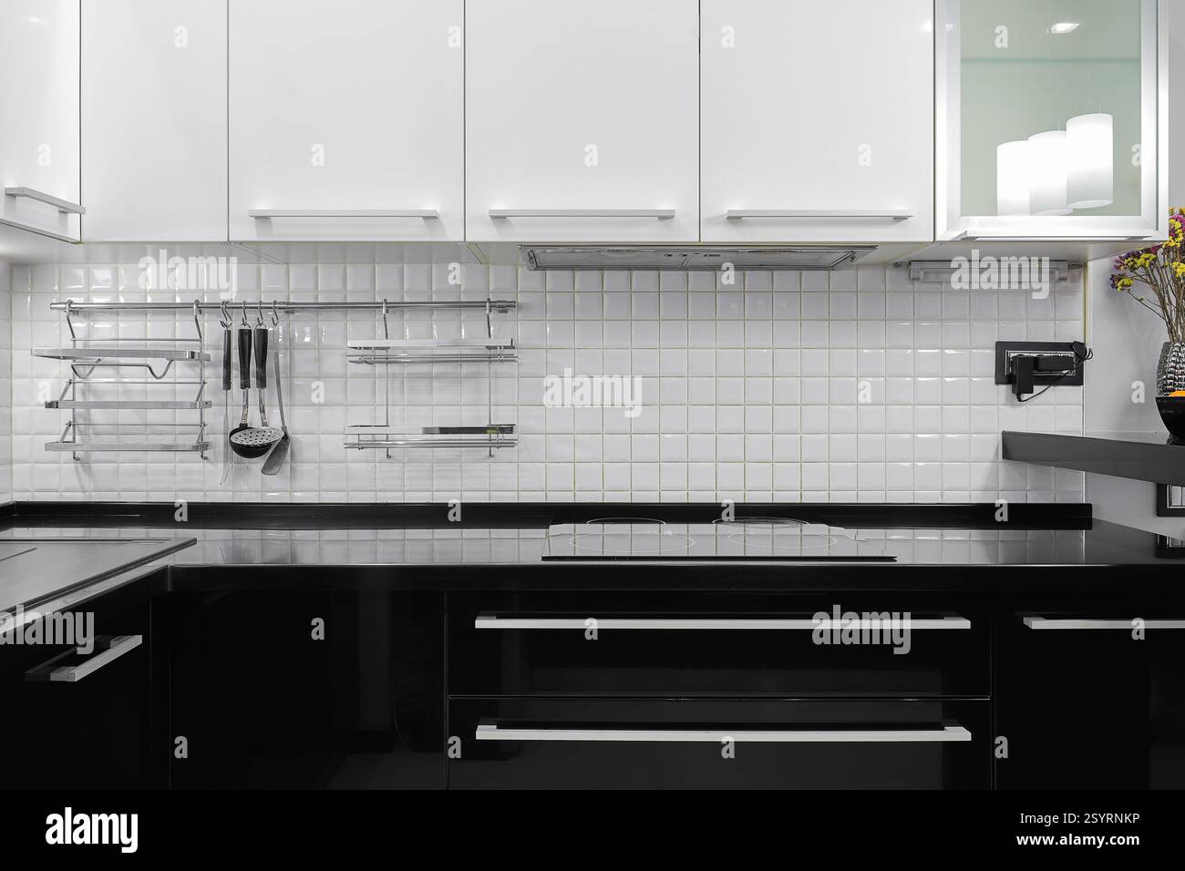 Fassade weiße und schwarze Küchenmöbel im Kücheninnenraum Stockfoto