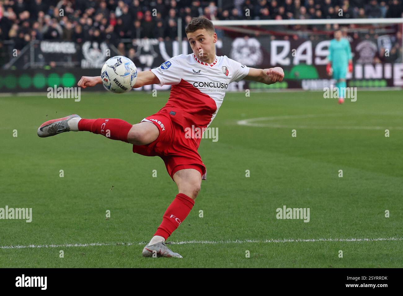 Utrecht, Niederlande. März 2025. UTRECHT, NIEDERLANDE - 1. MÄRZ: Oscar Fraulo vom FC Utrecht schießt beim niederländischen Eredivisie-Spiel zwischen dem FC Utrecht und NAC Breda am 1. März 2025 im Stadion de Galgenwaard in Utrecht, Niederlande. (Foto: Ben Gal/Orange Pictures) Credit: Orange Pics BV/Alamy Live News Stockfoto