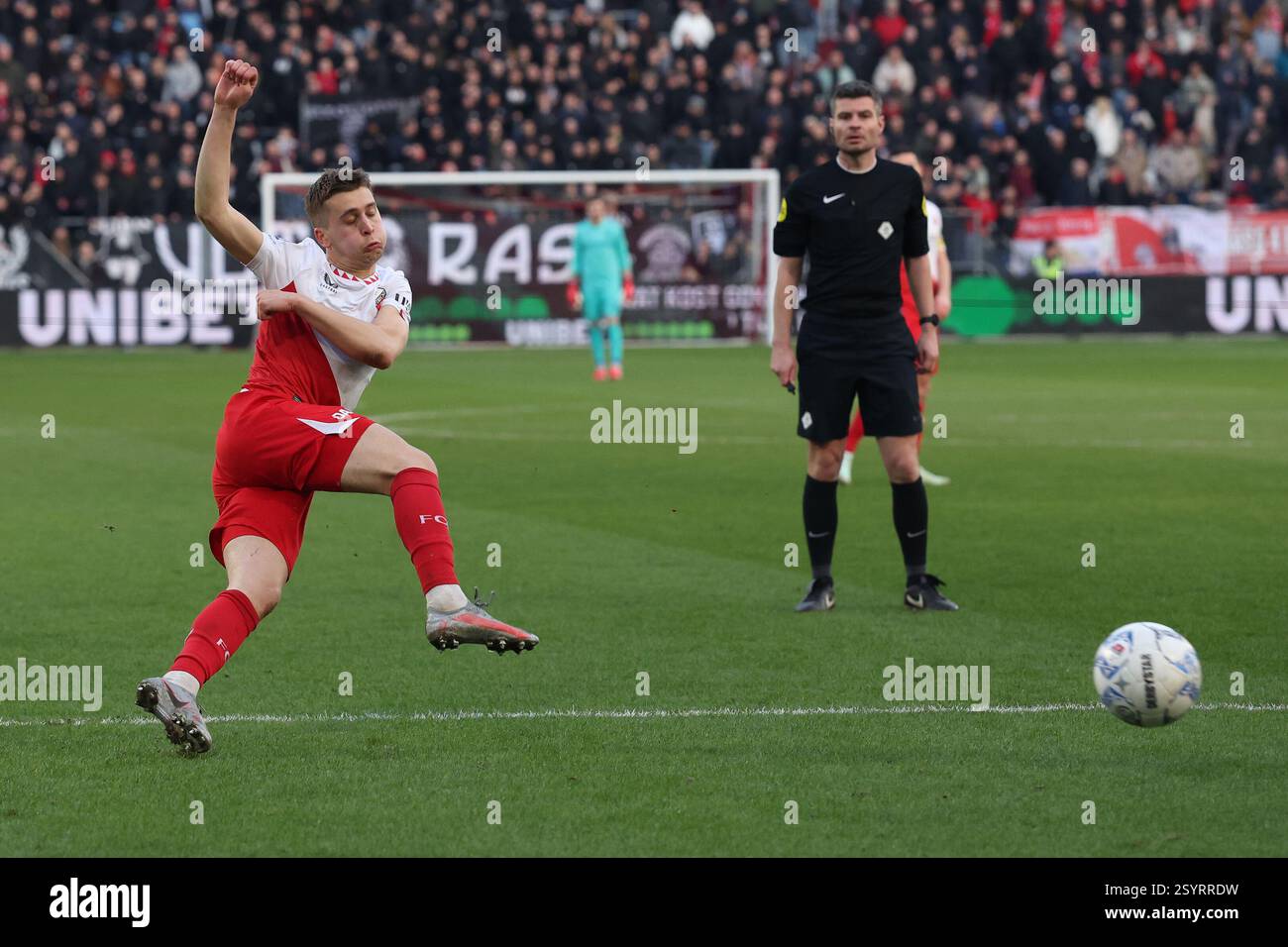 Utrecht, Niederlande. März 2025. UTRECHT, NIEDERLANDE - 1. MÄRZ: Oscar Fraulo vom FC Utrecht schießt beim niederländischen Eredivisie-Spiel zwischen dem FC Utrecht und NAC Breda am 1. März 2025 im Stadion de Galgenwaard in Utrecht, Niederlande. (Foto: Ben Gal/Orange Pictures) Credit: Orange Pics BV/Alamy Live News Stockfoto