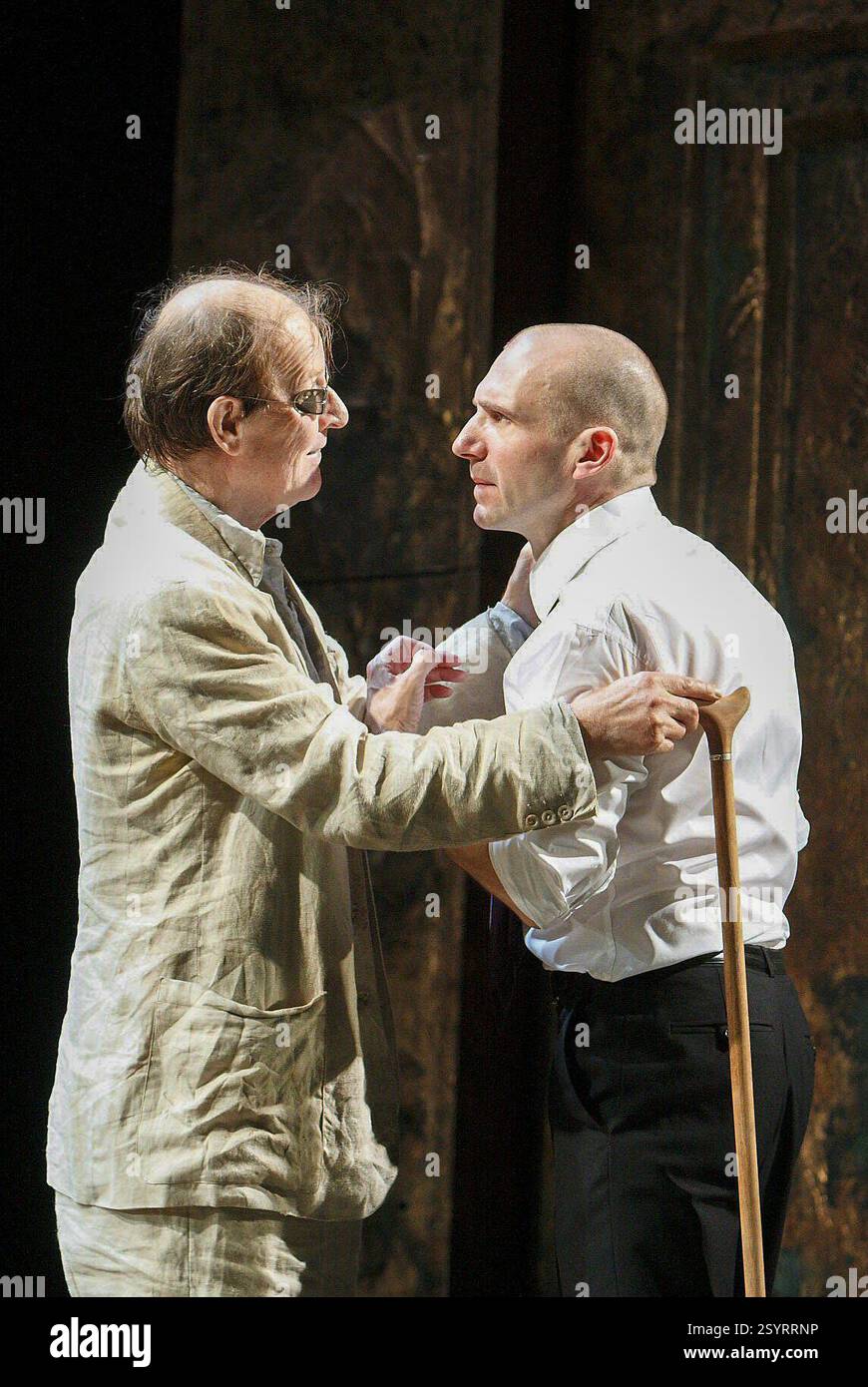 l-r: Alan Howard (Teiresias), Ralph Fiennes (Ödipus) in OEDIPUS von Sophocles am Olivier Theatre, National Theatre (NT), London SE1 15/10/2008 in einer neuen Version von Frank McGuinness Design: Paul Brown Beleuchtung: Neil Austin Regie: Jonathan Kent Stockfoto