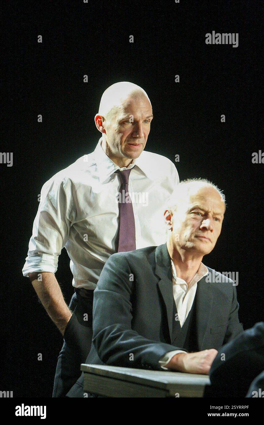 Ralph Fiennes (Oedipus) mit Steven Page (Chorus) in OEDIPUS von Sophocles am Olivier Theatre, National Theatre (NT), London SE1 15/10/2008 in einer Neufassung von Frank McGuinness Design: Paul Brown Beleuchtung: Neil Austin Regie: Jonathan Kent Stockfoto