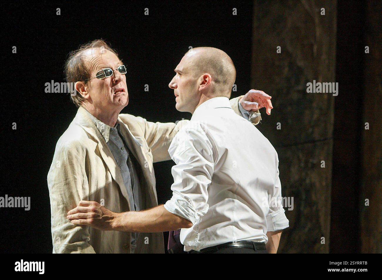 l-r: Alan Howard (Teiresias), Ralph Fiennes (Ödipus) in OEDIPUS von Sophocles am Olivier Theatre, National Theatre (NT), London SE1 15/10/2008 in einer neuen Version von Frank McGuinness Design: Paul Brown Beleuchtung: Neil Austin Regie: Jonathan Kent Stockfoto