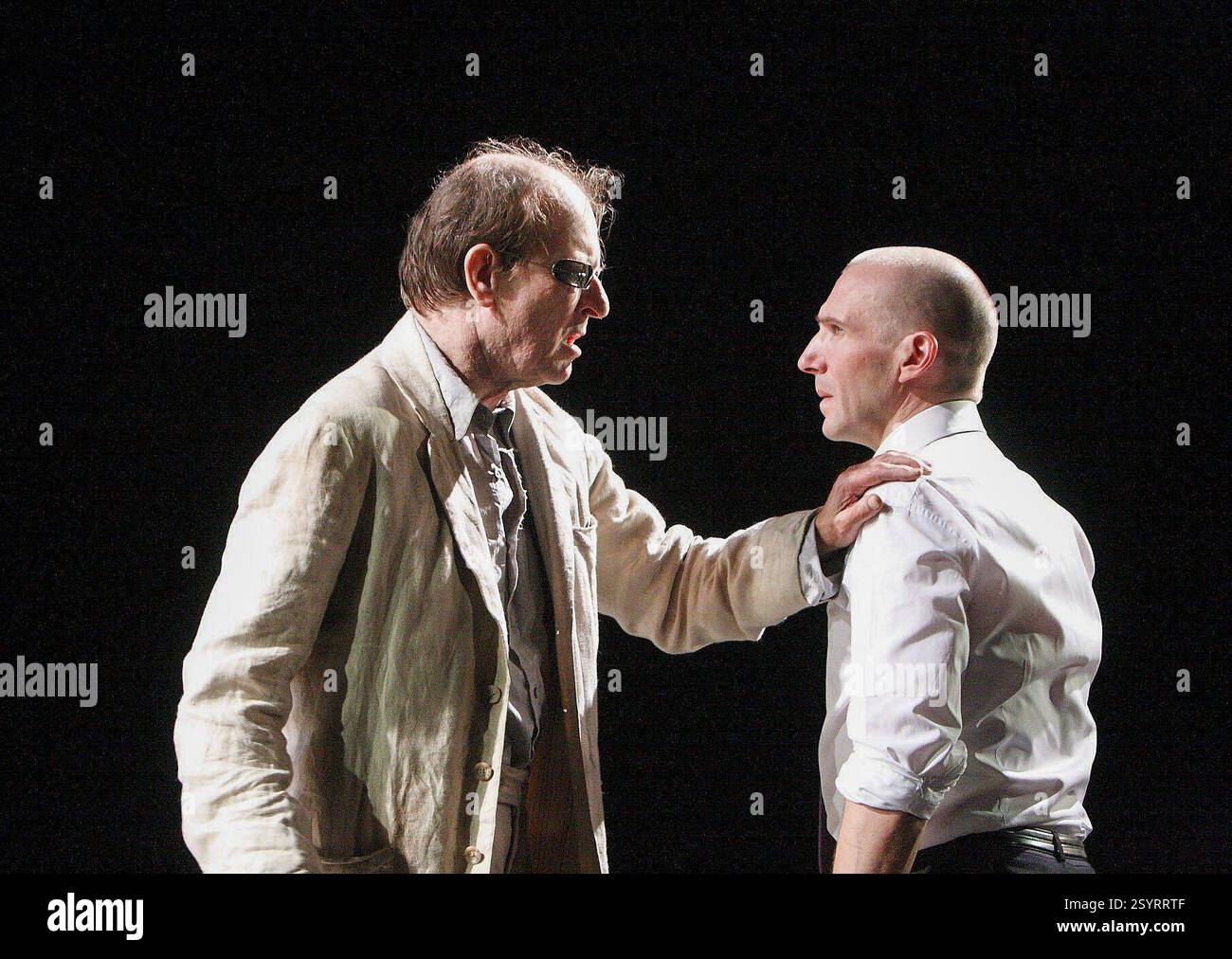 l-r: Alan Howard (Teiresias), Ralph Fiennes (Ödipus) in OEDIPUS von Sophocles am Olivier Theatre, National Theatre (NT), London SE1 15/10/2008 in einer neuen Version von Frank McGuinness Design: Paul Brown Beleuchtung: Neil Austin Regie: Jonathan Kent Stockfoto