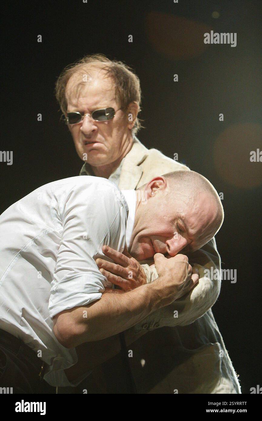 Alan Howard (Teiresias – hinten), Ralph Fiennes (Ödipus) in OEDIPUS von Sophocles im Olivier Theatre, National Theatre (NT), London SE1 15/10/2008 in einer neuen Version von Frank McGuinness Design: Paul Brown Beleuchtung: Neil Austin Regie: Jonathan Kent Stockfoto