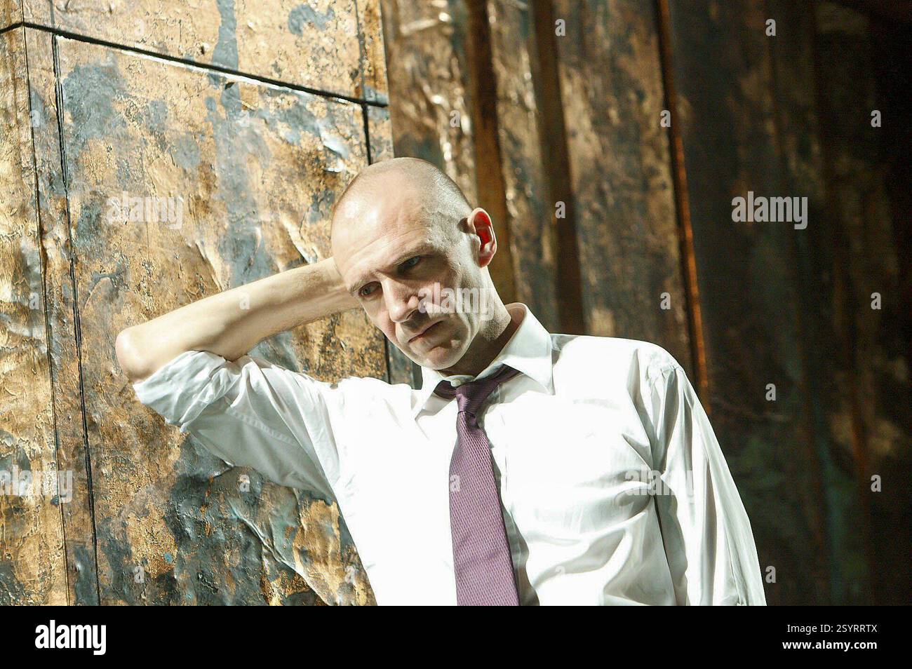 Ralph Fiennes (Ödipus) in ÖDIPUS von Sophocles am Olivier Theatre, National Theatre (NT), London SE1 15/10/2008 in einer neuen Version von Frank McGuinness Design: Paul Brown Beleuchtung: Neil Austin Regie: Jonathan Kent Stockfoto