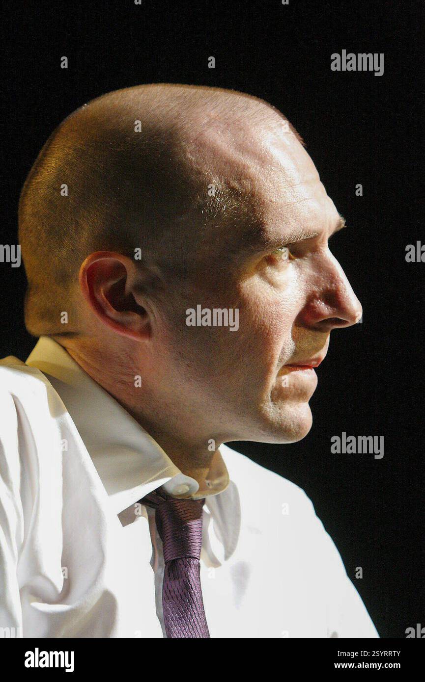 Ralph Fiennes (Ödipus) in ÖDIPUS von Sophocles am Olivier Theatre, National Theatre (NT), London SE1 15/10/2008 in einer neuen Version von Frank McGuinness Design: Paul Brown Beleuchtung: Neil Austin Regie: Jonathan Kent Stockfoto