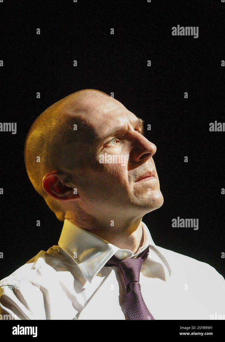 Ralph Fiennes (Ödipus) in ÖDIPUS von Sophocles am Olivier Theatre, National Theatre (NT), London SE1 15/10/2008 in einer neuen Version von Frank McGuinness Design: Paul Brown Beleuchtung: Neil Austin Regie: Jonathan Kent Stockfoto