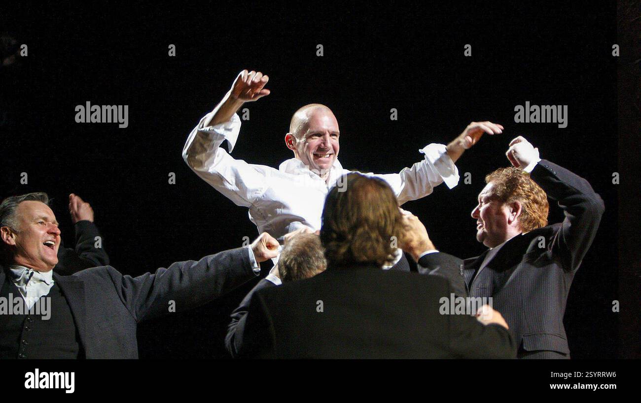 Ralph Fiennes (Ödipus) mit Chor in ÖDIPUS von Sophocles am Olivier Theatre, National Theatre (NT), London SE1 15/10/2008 in einer Neufassung von Frank McGuinness Design: Paul Brown Beleuchtung: Neil Austin Regie: Jonathan Kent Stockfoto