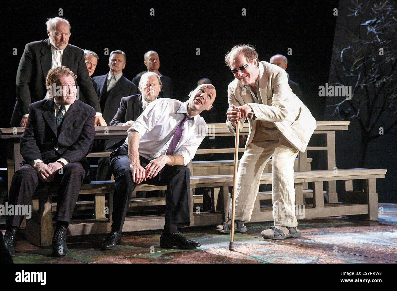 Vorne Mitte: Ralph Fiennes (Ödipus) Rechts: Alan Howard (Teiresias) mit Chor in ÖDIPUS von Sophocles im Olivier Theatre, National Theatre (NT), London SE1 15/10/2008 in einer Neufassung von Frank McGuinness Design: Paul Brown Beleuchtung: Neil Austin Regie: Jonathan Kent Stockfoto