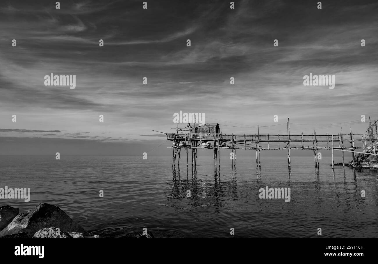 Am Fuße des antiken Dorfes Termoli schlängelt sich die Passeggiata dei Trabucchi, ein Küstenabschnitt, von dem aus man die erreichen kann Stockfoto