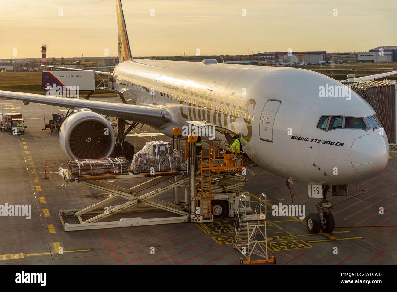 Budapest, Ungarn - 09.01.25. Frachtführer laden die Fracht in ein Emirates Boeing 777-300ER Flugzeug am Ferenc Liszt International Airport BU Stockfoto