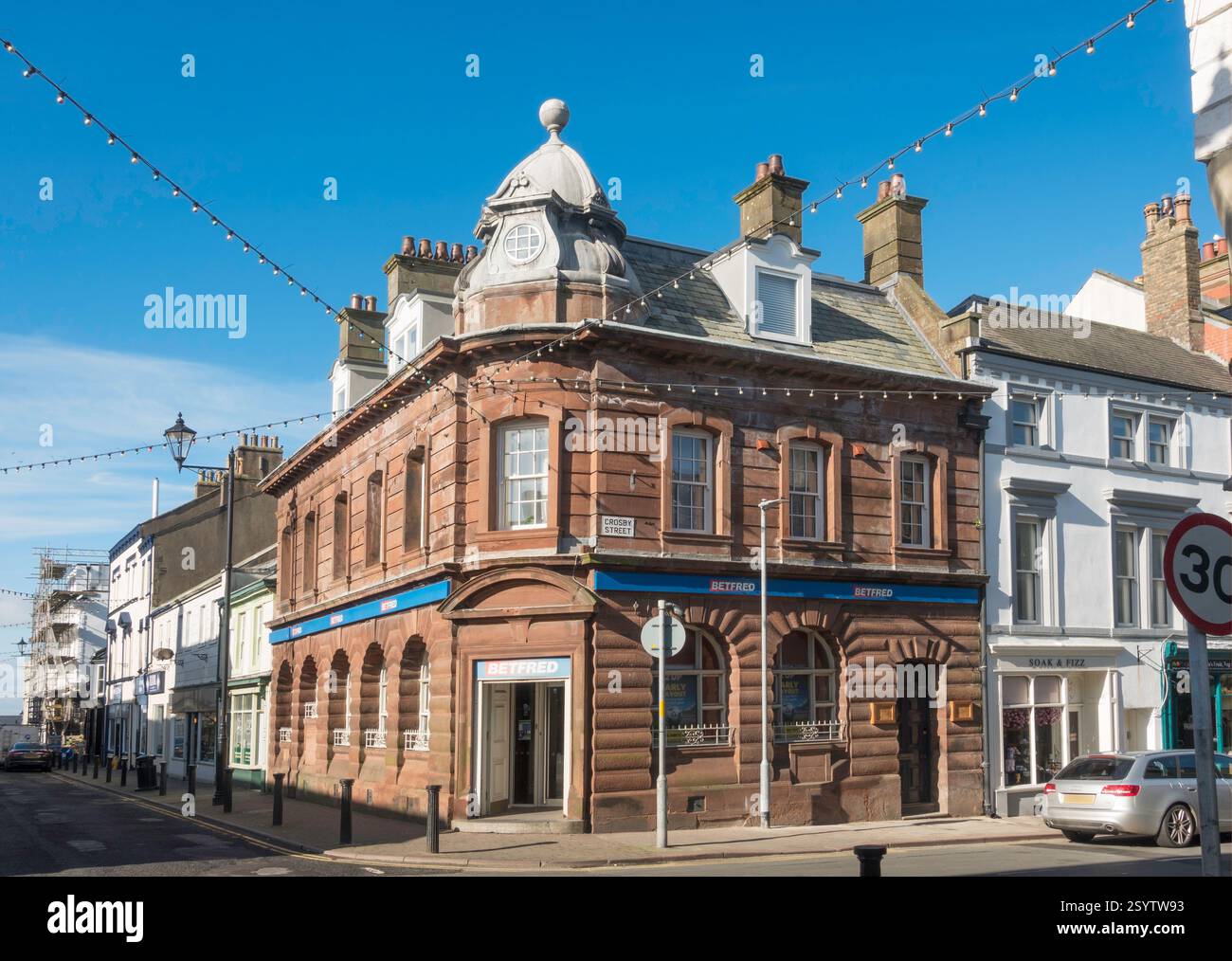 Ehemalige Midland Bank, jetzt Wohnungen und Betfred Wettgeschäft, in Maryport, Cumbria, England Stockfoto