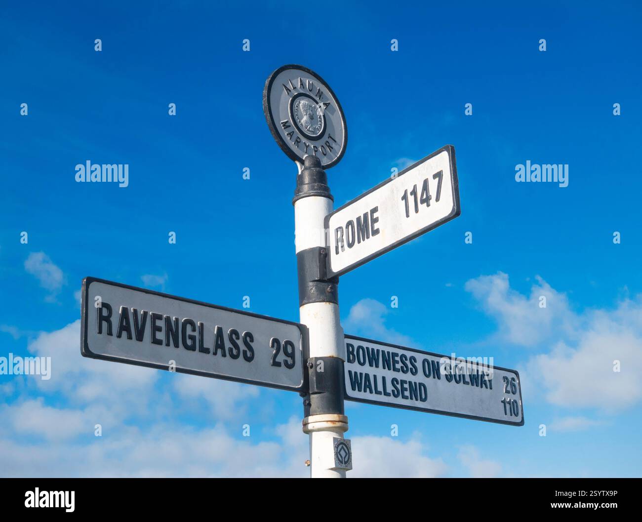 Wegweiser nach Rom außerhalb des Senhouse Roman Museum in Maryport, Cumbria, England, Großbritannien Stockfoto