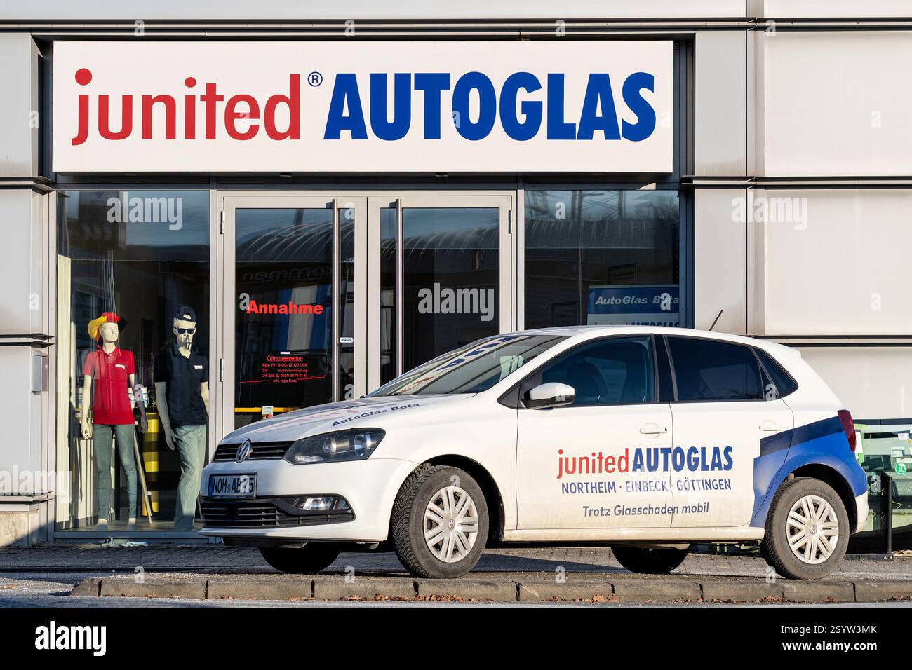 Der junge Autoglas Volkswagen Polo in der Garage in Göttingen Stockfoto