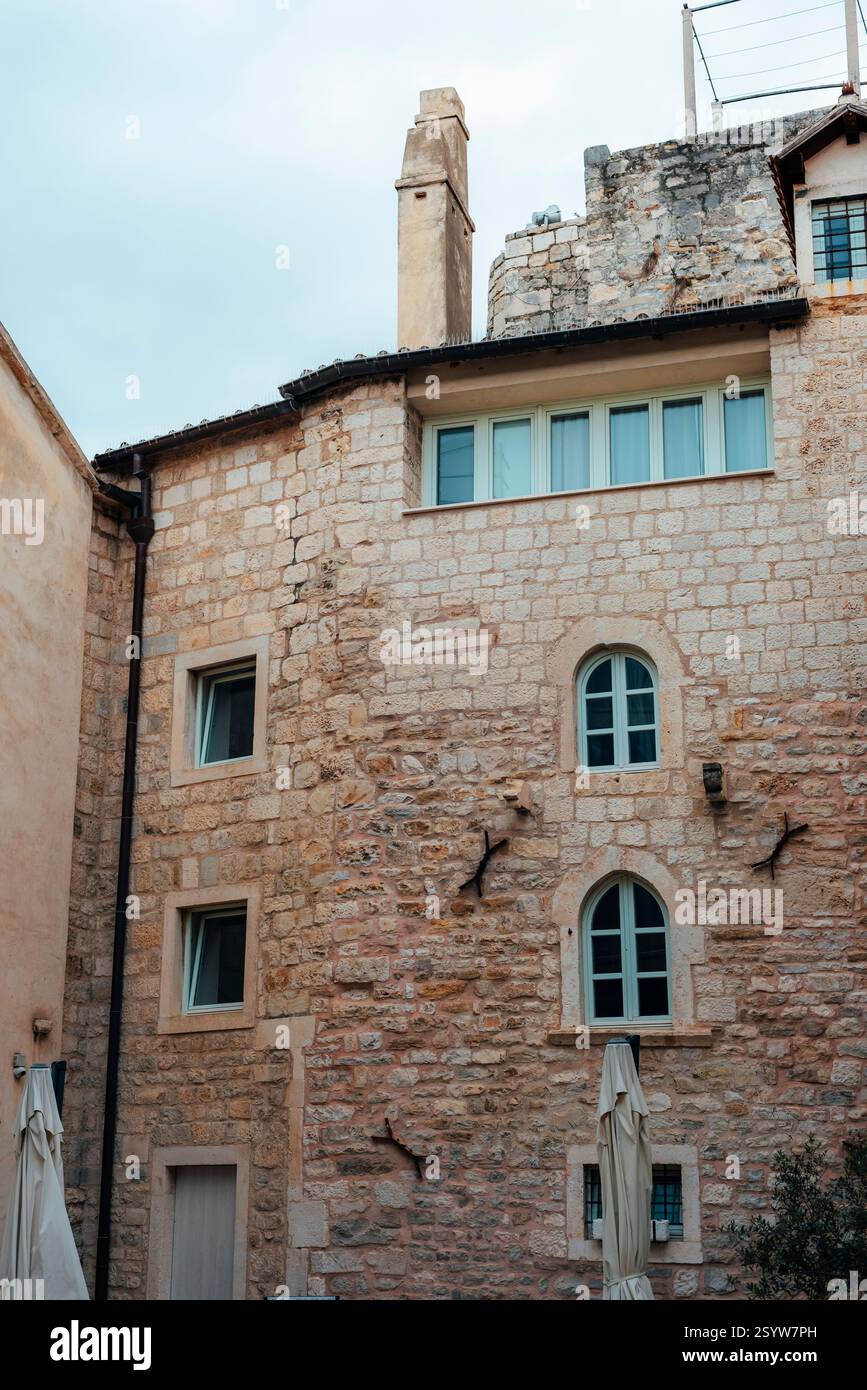 Historisches Steingebäude mit Bogenfenstern in einer europäischen Altstadt. Split, Kroatien. Stockfoto