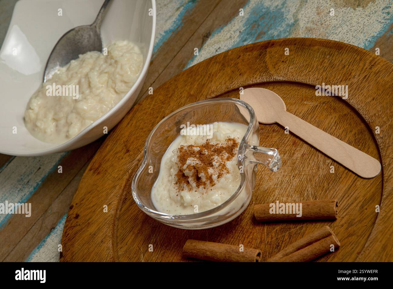 Traditionelles brasilianisches Dessert aus Reis und Kondensmilch, genannt Arroz Doce, dekoriert mit Zimt auf Holztisch Stockfoto