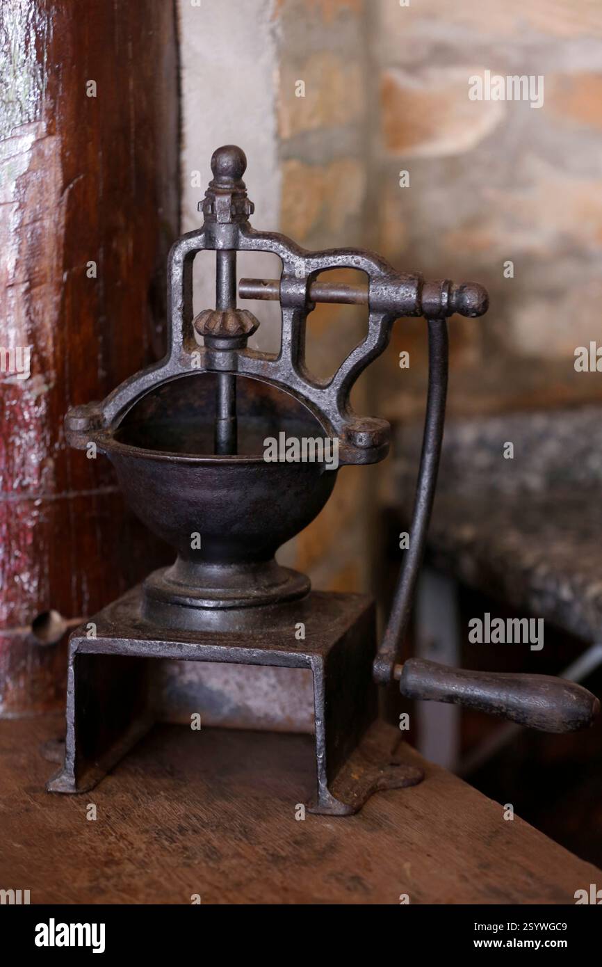 Antikes Kaffeemühle. Traditionell auf dem Land Brasiliens Stockfoto