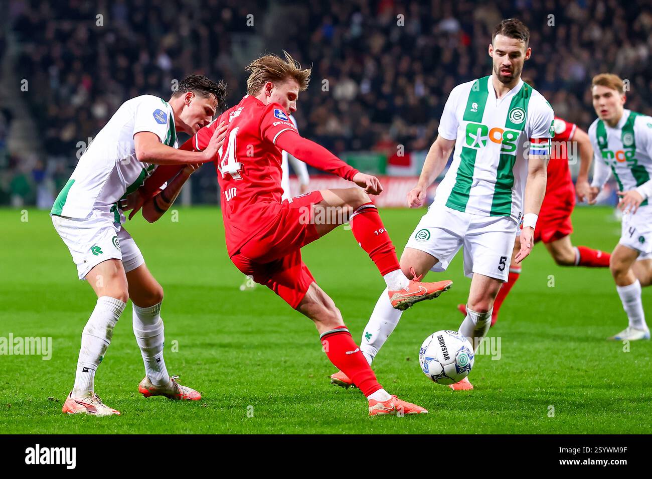 Groningen, Niederlande. März 2025. GRONINGEN, NIEDERLANDE - 1. MÄRZ: SEM Steijn vom FC Twente wird von Tika de Jonge vom FC Groningen während des niederländischen Eredivisie-Spiels zwischen dem FC Groningen und dem FC Twente am 1. März 2025 bei Euroborg in Groningen, Niederlande, angefochten. (Foto: Pieter van der Woude/Orange Pictures) Credit: Orange Pics BV/Alamy Live News Stockfoto