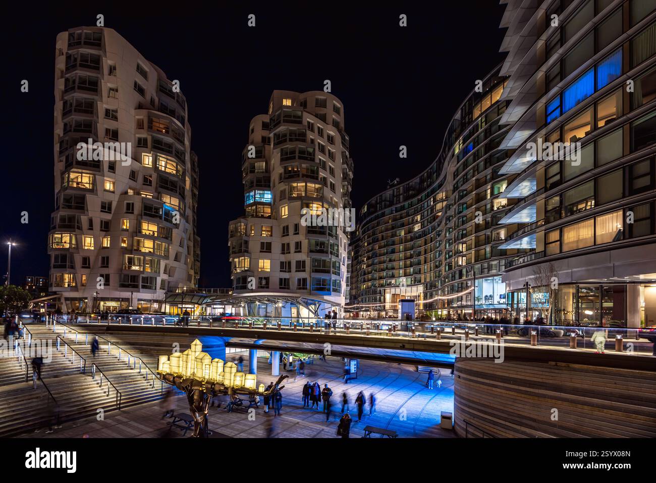Frank Gehrys Prospect Place Apartments mit Atlas von Jon Voss im Vordergrund, Teil des interaktiven Lichtfestivals der Battersea Station. Stockfoto