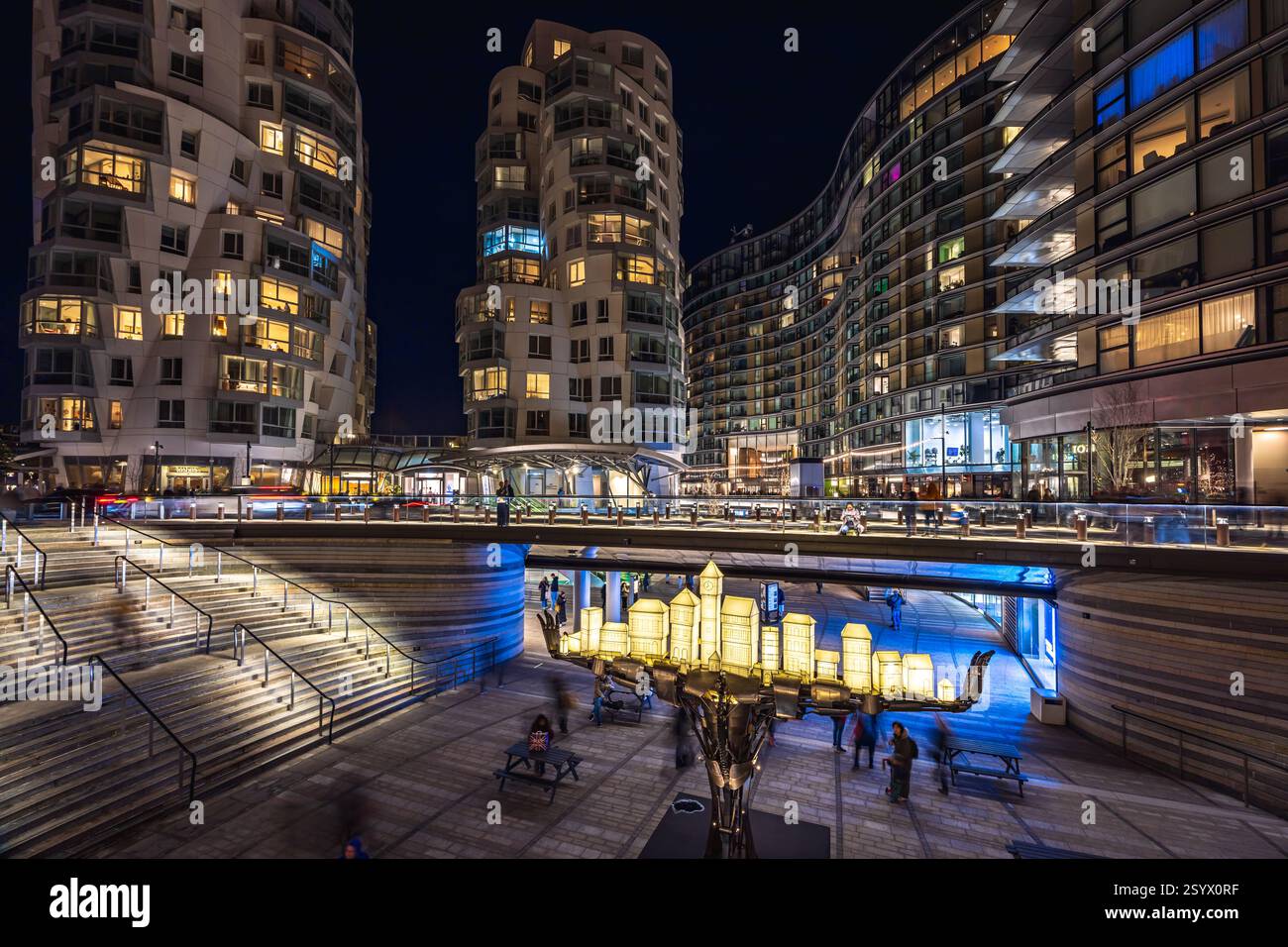 Frank Gehrys Prospect Place Apartments mit Atlas von Jon Voss im Vordergrund, Teil des interaktiven Lichtfestivals der Battersea Station. Stockfoto