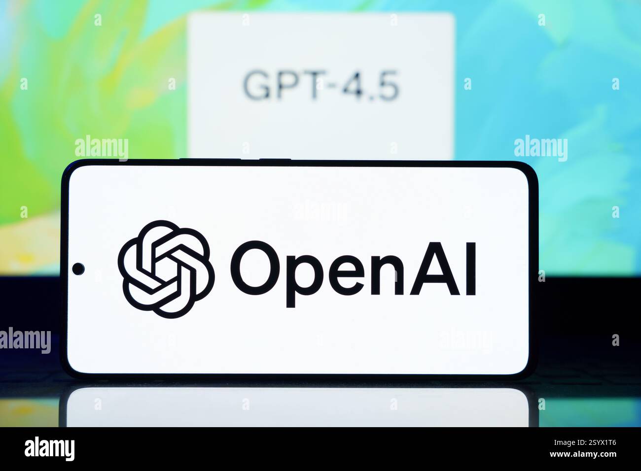 Chatgpt OpenAI Logo mit GPT 4,5 AI Sprachmodell im Hintergrund. März 2025 Stockfoto