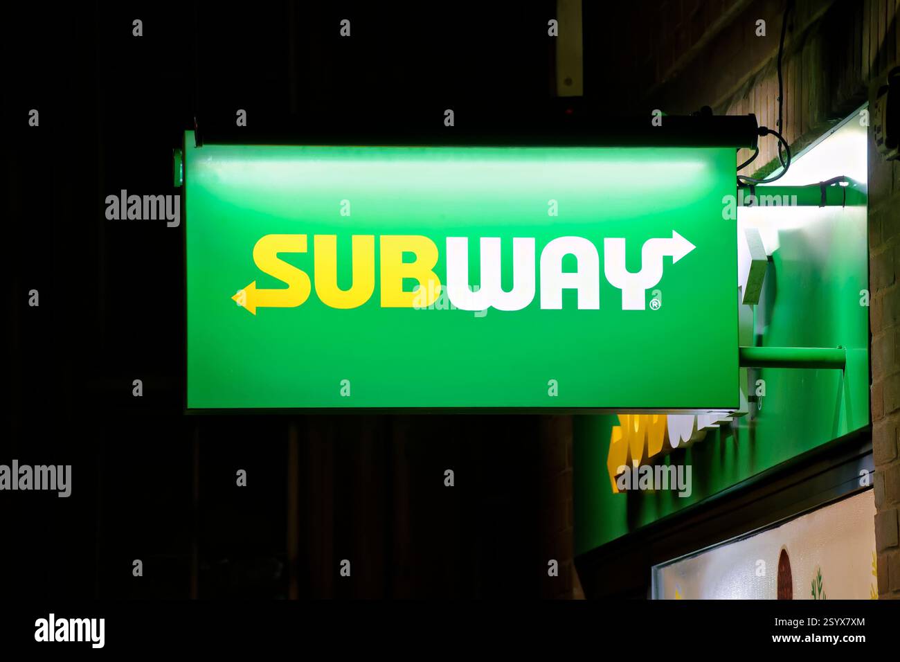 Warminster, Wiltshire, England, Großbritannien - 29. Dezember 2024: Ein beleuchtetes Subway-Restaurant-Ladenschild bei Nacht. Stockfoto