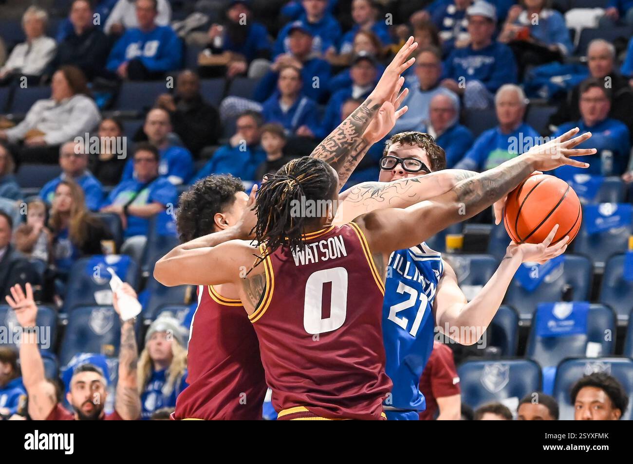 1. MÄRZ 2025: Das Zentrum von Saint Louis Billikens Robbie Avila (21) kämpft mit der doppelten Mannschaftsverteidigung von Loyola (Il) Ramblers Guard des Watson (0) und Loyola (Il) Ramblers Guard Jayden Dawson (1) in einem regulären Saisonspiel, in dem die Loyola Chicago Ramblers die Saint Louis Billikens besuchten. Fand in der Chaifetz Arena in St. Louis, MO, am Samstag, den 01. März 2025, Richard Ulreich/CSM statt Stockfoto