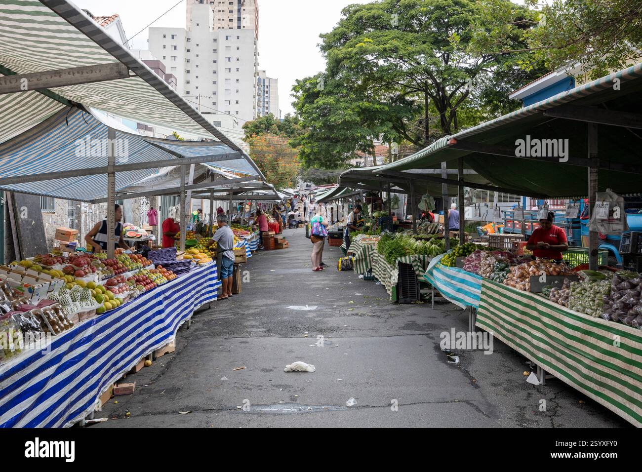 Sao Paulo, Brasilien - 14. Januar 2023 - traditionelle Straßenmesse in Sao Paulo, Brasilien, die die Versorgung mit frischen Lebensmitteln sicherstellt. Stockfoto