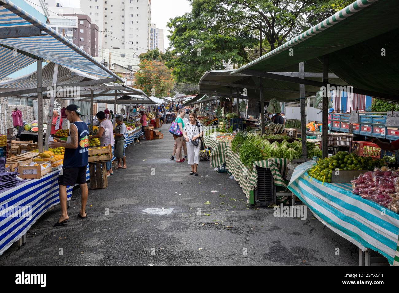 Sao Paulo, Brasilien - 14. Januar 2023 - traditionelle Straßenmesse in Sao Paulo, Brasilien, die die Versorgung mit frischen Lebensmitteln sicherstellt. Stockfoto