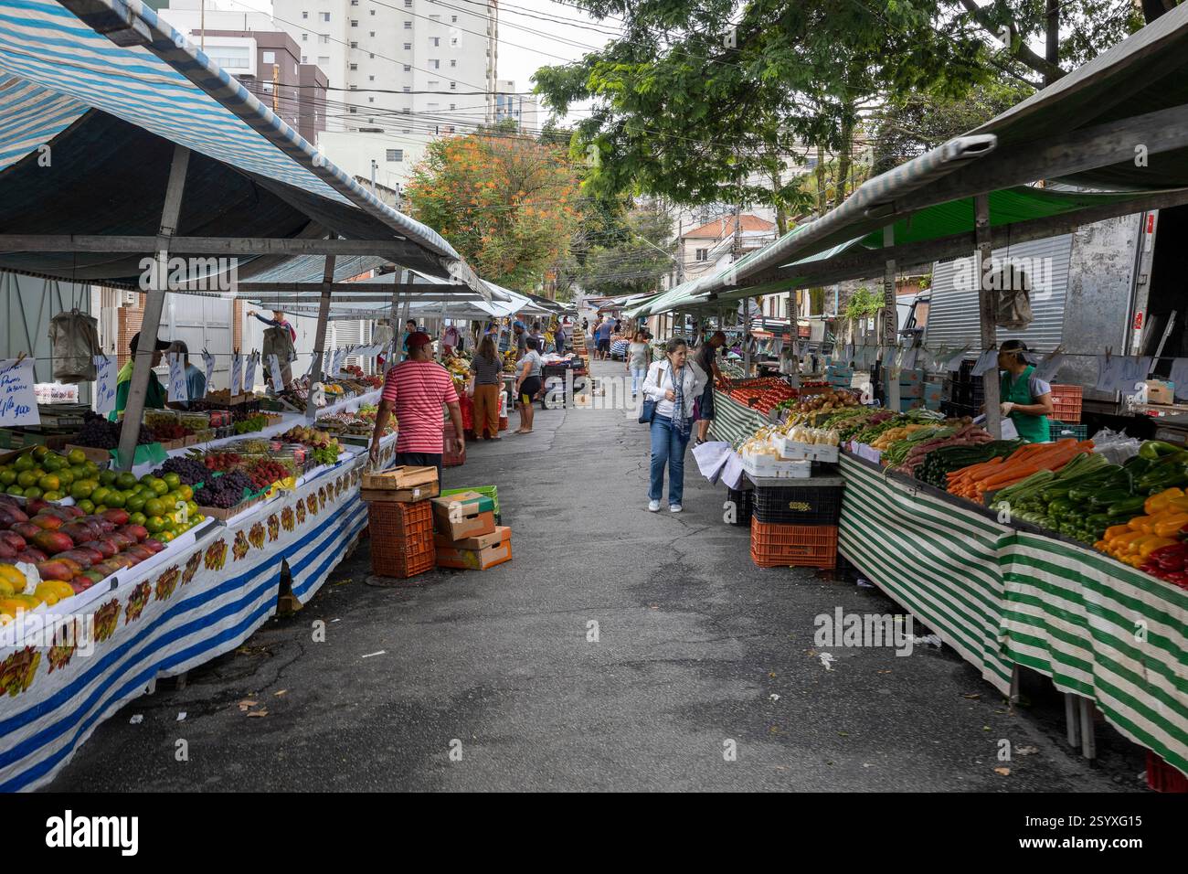 Sao Paulo, Brasilien - 14. Januar 2023 - traditionelle Straßenmesse in Sao Paulo, Brasilien, die die Versorgung mit frischen Lebensmitteln sicherstellt. Stockfoto