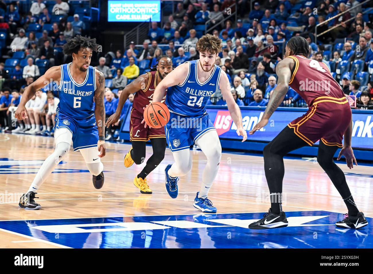 1. MÄRZ 2025: Gibson Jimerson (24) dribbelt in die Lane gegen die Verteidigung von Loyola (Il) Ramblers Stürmer Jalen DeLoach (4) in einem regulären Saisonspiel, bei dem die Loyola Chicago Ramblers die Saint Louis Billikens besuchten. Fand in der Chaifetz Arena in St. Louis, MO, am Samstag, 01. März 2025 Richard Ulreich/CSM (Credit Image: © Richard Ulreich/Cal Sport Media) (Credit Image: © Richard Ulreich/Cal Sport Media) statt Stockfoto