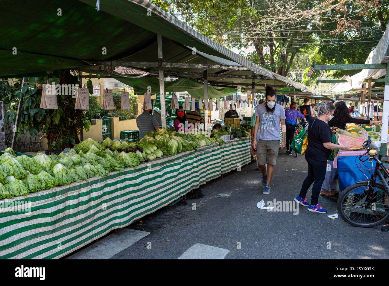Sao Paulo, Brasilien - 15. august 2021 - traditionelle Straßenmesse der Stadt Sao Paulo, die die Versorgung mit frischen Lebensmitteln sicherstellt. Personen, die Schutzmaske von cov verwenden Stockfoto