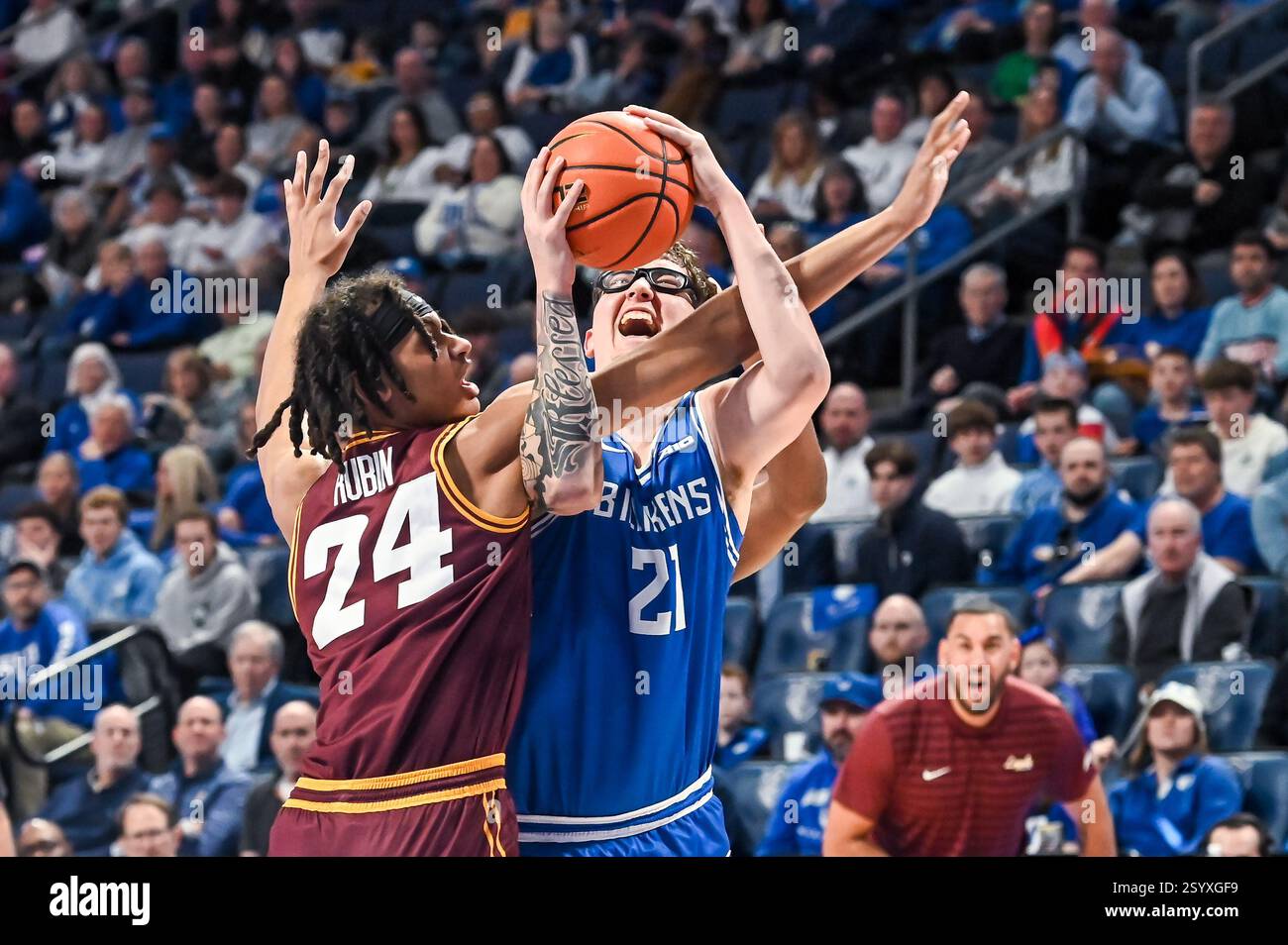1. MÄRZ 2025: Das Zentrum von Saint Louis Billikens Robbie Avila (21) wird von Loyola (Il) Ramblers Center Miles Rubin (24) angegriffen, als er einen Schuss in einem regulären Saisonspiel abwirft, in dem die Loyola Chicago Ramblers die Saint Louis Billikens besuchten. Fand in der Chaifetz Arena in St. Louis, MO, am Samstag, den 01. März 2025, Richard Ulreich/CSM statt Stockfoto