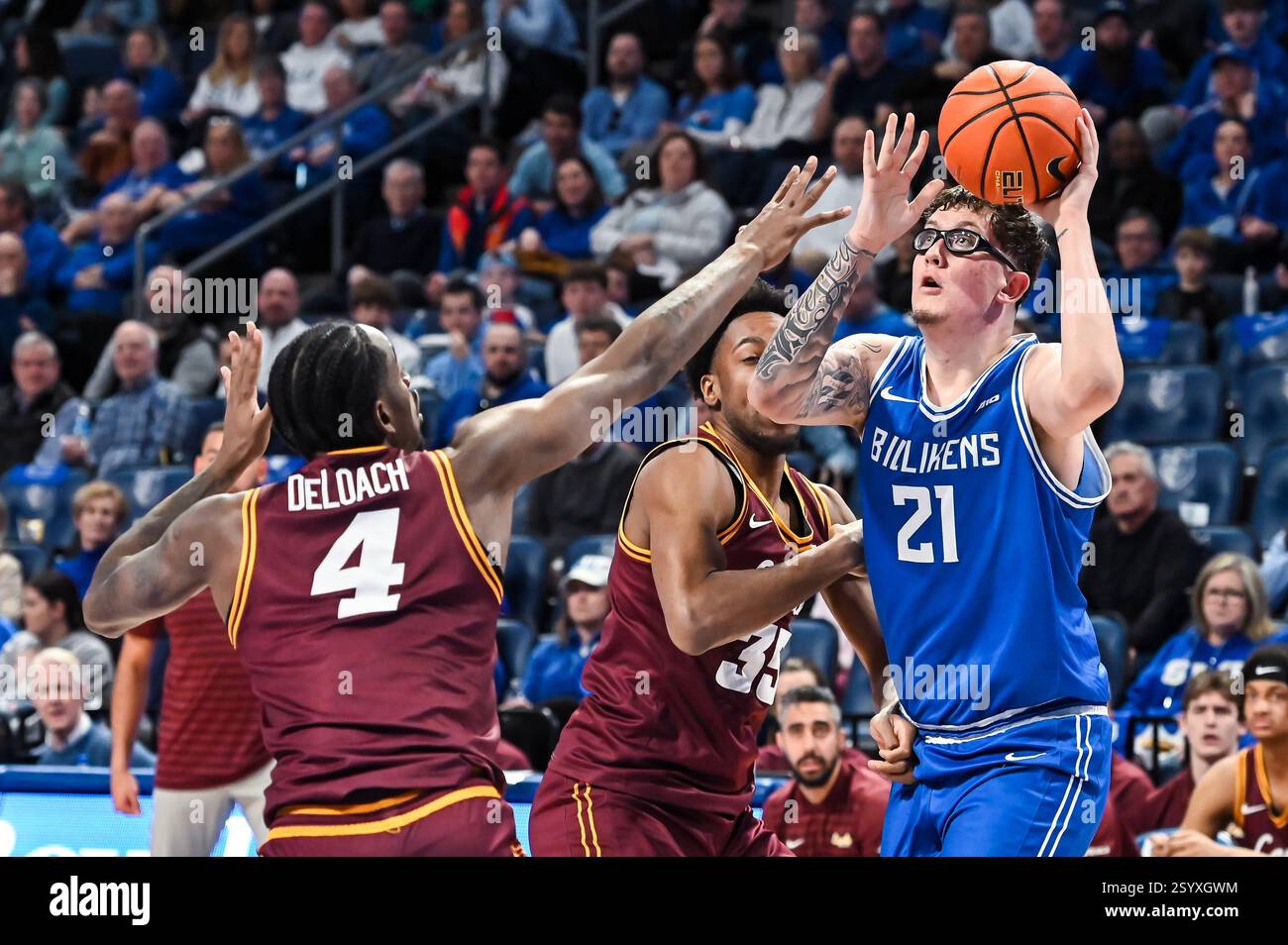 1. MÄRZ 2025: Das Zentrum von Saint Louis Billikens Robbie Avila (21) startet seinen Schuss gegen die Verteidigung von Loyola (Il) Ramblers Stürmer Jalen DeLoach (4) in einem regulären Saisonspiel, in dem die Loyola Chicago Ramblers die Saint Louis Billikens besuchten. Fand in der Chaifetz Arena in St. Louis, MO, am Samstag, 01. März 2025 Richard Ulreich/CSM (Credit Image: © Richard Ulreich/Cal Sport Media) (Credit Image: © Richard Ulreich/Cal Sport Media) statt Stockfoto