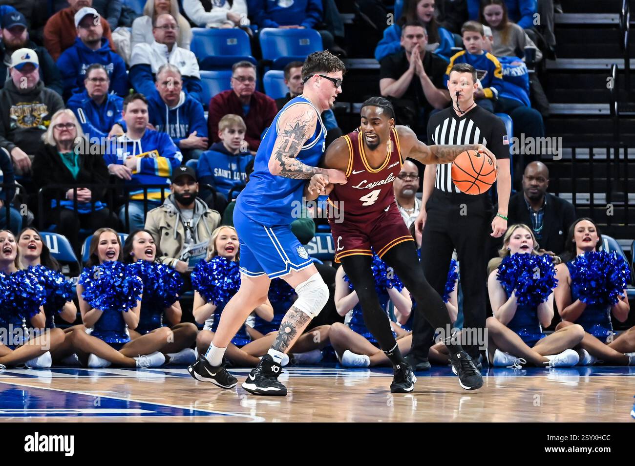 1. MÄRZ 2025: Loyola (Il) Ramblers Stürmer Jalen DeLoach (4) versucht in einem regulären Saisonspiel, in dem die Loyola Chicago Ramblers die Saint Louis Billikens-Mitte Robbie Avila (21) besuchten, gegen den Korb zurückzutreten. Fand in der Chaifetz Arena in St. Louis, MO, am Samstag, den 01. März 2025, Richard Ulreich/CSM statt Stockfoto