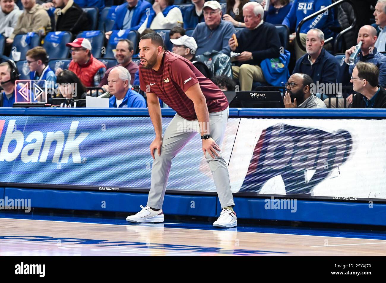 1. MÄRZ 2025: Loyola (Il) Ramblers Cheftrainer Archie Miller beobachtet die Action auf dem Court in einem regulären Saisonspiel, bei dem die Loyola Chicago Ramblers die Saint Louis Billikens besuchten. Fand in der Chaifetz Arena in St. Louis, MO, am Samstag, 01. März 2025 Richard Ulreich/CSM (Credit Image: © Richard Ulreich/Cal Sport Media) (Credit Image: © Richard Ulreich/Cal Sport Media) statt Stockfoto