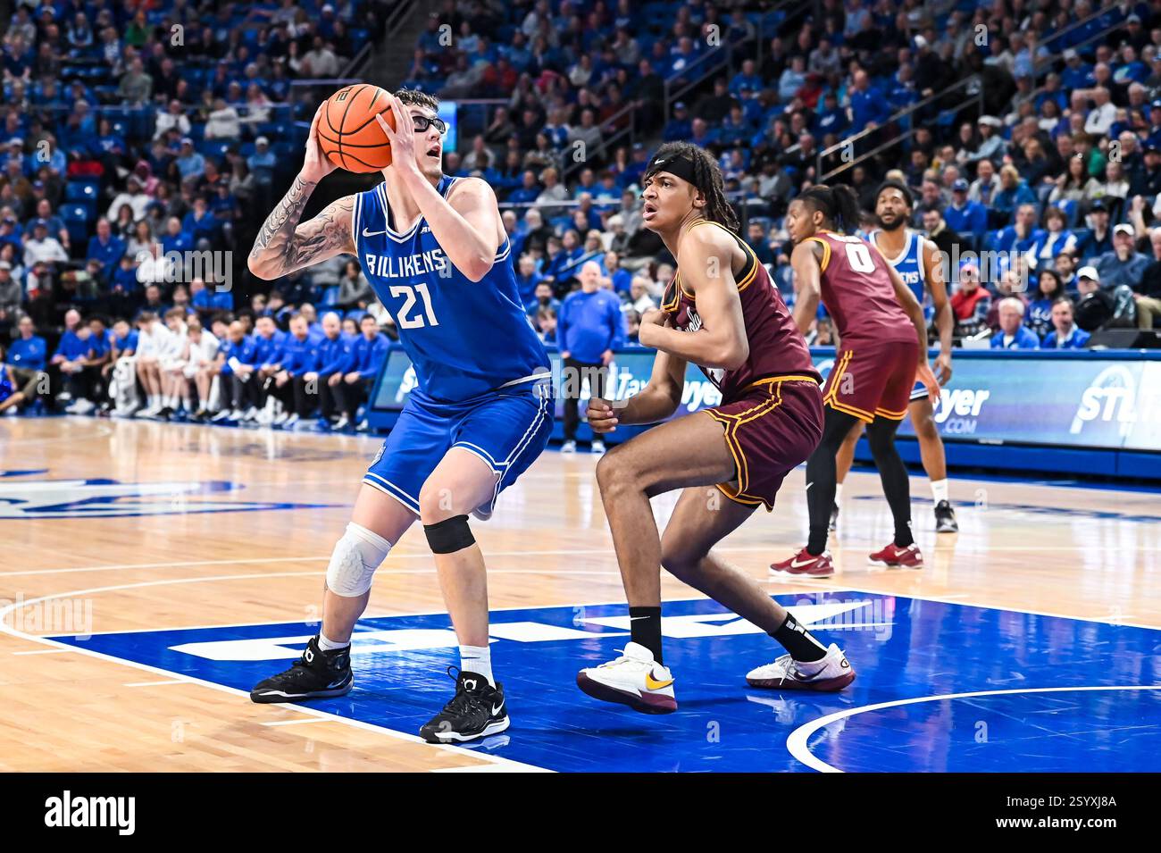 1. MÄRZ 2025: Das Zentrum von Saint Louis Billikens Robbie Avila (21) macht sich bereit, einen Schuss zu schießen, nachdem er von der Verteidigung von Loyola (Il) Ramblers Center Miles Rubin (24) in einem regulären Saisonspiel, bei dem die Loyola Chicago Ramblers die Saint Louis Billikens besuchten, ausgerottet wurde. Fand in der Chaifetz Arena in St. Louis, MO, am Samstag, den 01. März 2025, Richard Ulreich/CSM statt Stockfoto