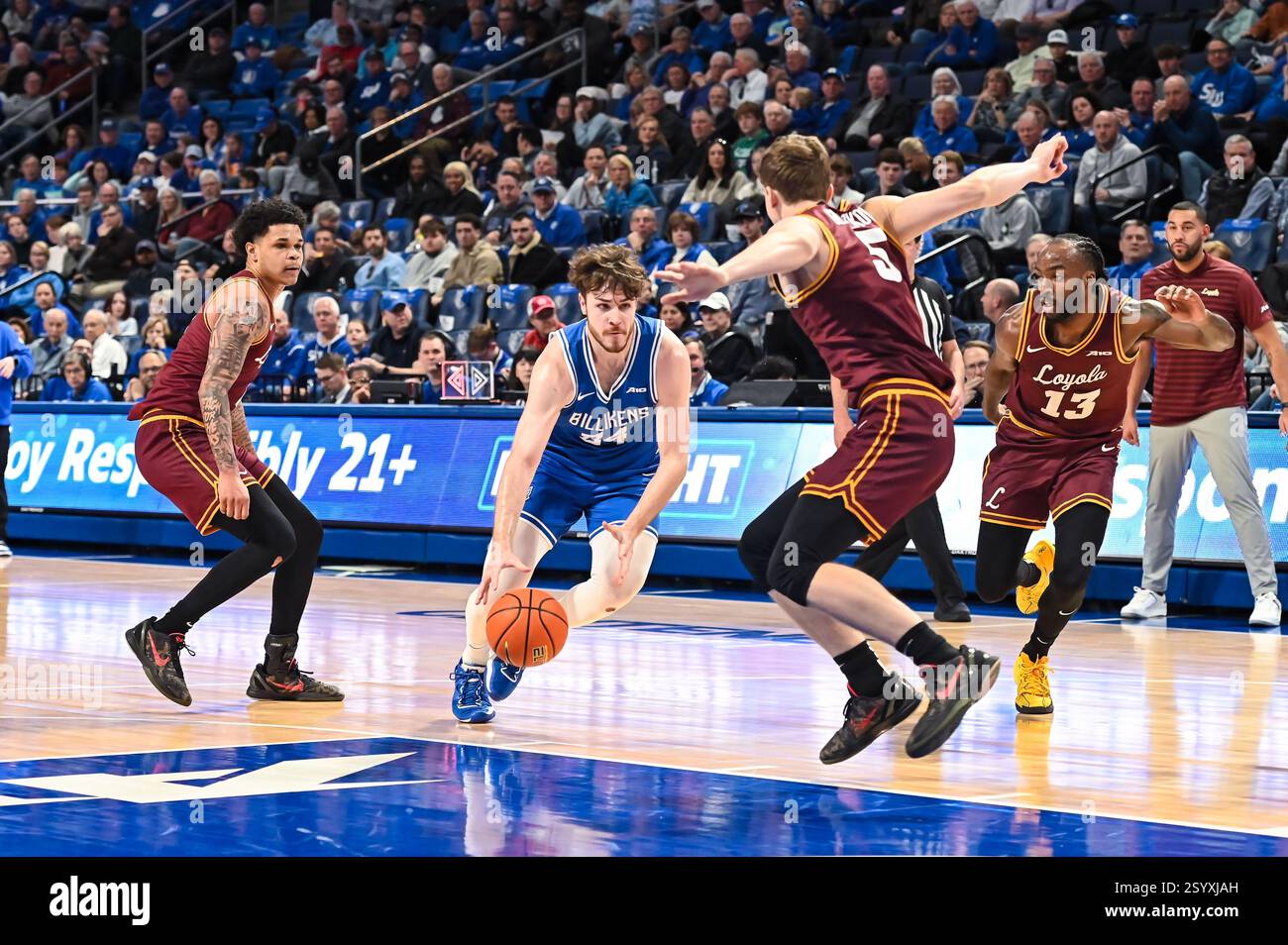 1. MÄRZ 2025: Gibson Jimerson (24), der Garant von Saint Louis Billikens, übernimmt die Verteidigung von Loyola (Il) Ramblers, Daniil Glazkov (5), in einem regulären Saisonspiel, bei dem die Loyola Chicago Ramblers die Saint Louis Billikens besuchten. Fand in der Chaifetz Arena in St. Louis, MO, am Samstag, 01. März 2025 Richard Ulreich/CSM (Credit Image: © Richard Ulreich/Cal Sport Media) (Credit Image: © Richard Ulreich/Cal Sport Media) statt Stockfoto