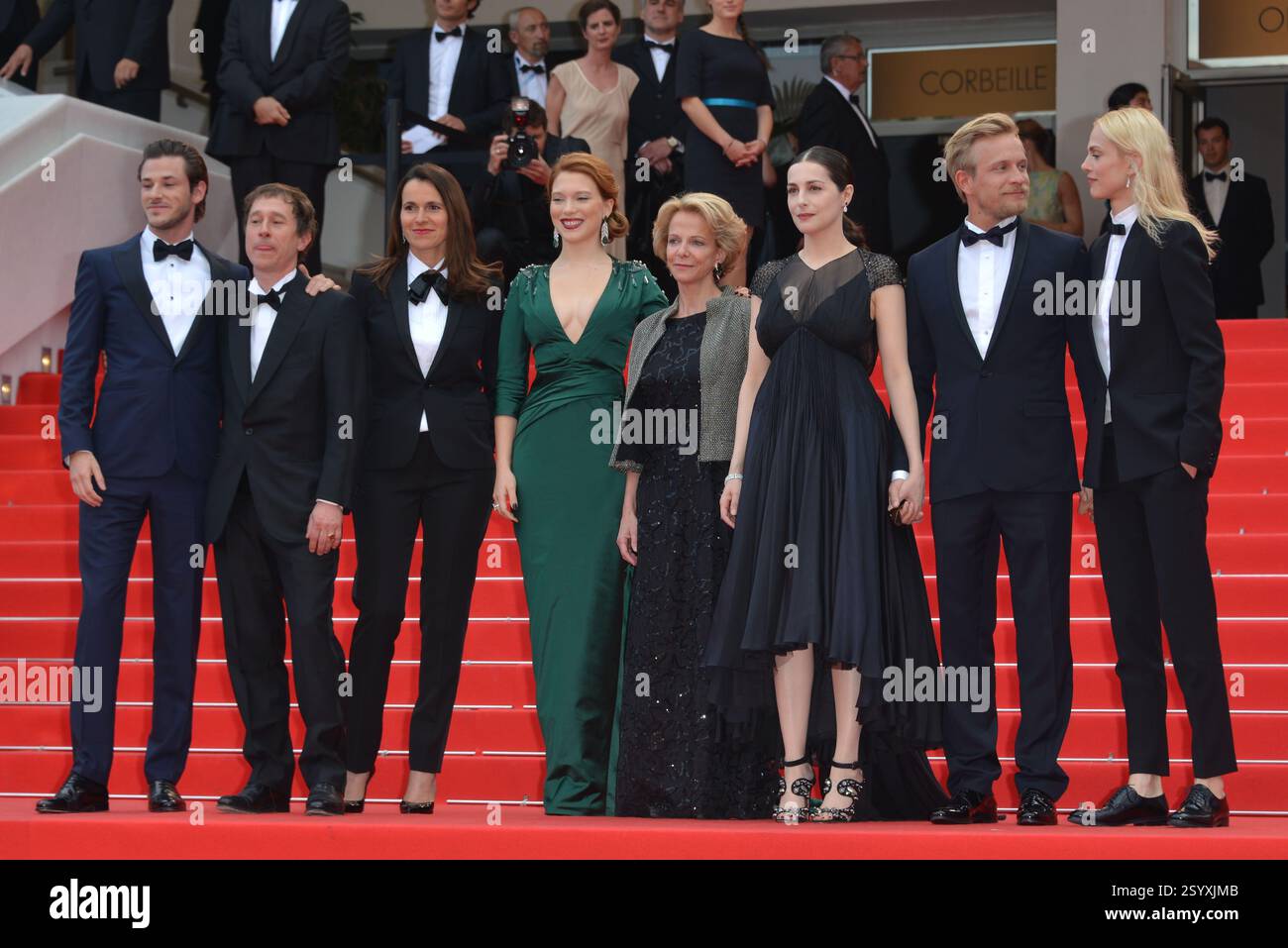 CANNES, FRANKREICH - 17. MAI: (L-R) Gaspard Ulliel, Bertrand Bonello, französische Kulturministerin Aurelie Filippetti, Lea Seydoux, Gast, Amira Casar, Jeremie Renier und Aymeline Valade nehmen an der Premiere von Saint Laurent beim 67. Jährlichen Filmfestival von Cannes am 17. Mai 2014 in Cannes Teil. CAP/PL ©Phil Loftus/Capital Pictures Stockfoto