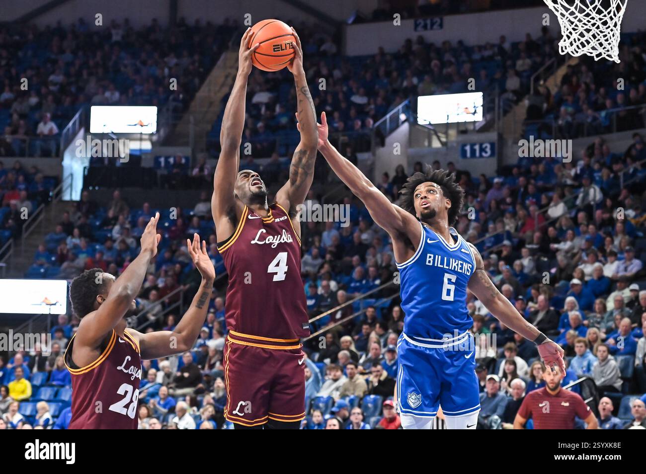 1. MÄRZ 2025: Loyola (Il) Ramblers Stürmer Jalen DeLoach (4) ist in der Lage, in einem regulären Saisonspiel gegen Saint Louis Billikens Stürmer Kalu Anya (6) den Rebound zu ergreifen, in dem die Loyola Chicago Ramblers die Saint Louis Billikens besuchten. Fand in der Chaifetz Arena in St. Louis, MO, am Samstag, den 01. März 2025, Richard Ulreich/CSM statt Stockfoto