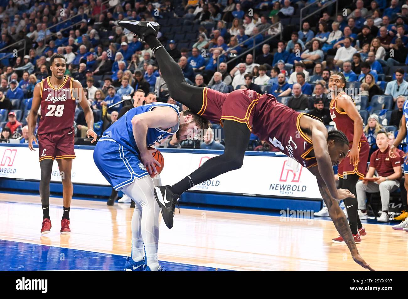 1. MÄRZ 2025: Loyola (Il) Ramblers Center Miles Rubin (24) geht in einem regulären Saisonspiel, bei dem die Loyola Chicago Ramblers die Saint Louis Billikens-Wache Gibson Jimerson (24) besuchten. Fand in der Chaifetz Arena in St. Louis, MO, am Samstag, 01. März 2025 Richard Ulreich/CSM (Credit Image: © Richard Ulreich/Cal Sport Media) (Credit Image: © Richard Ulreich/Cal Sport Media) statt Stockfoto